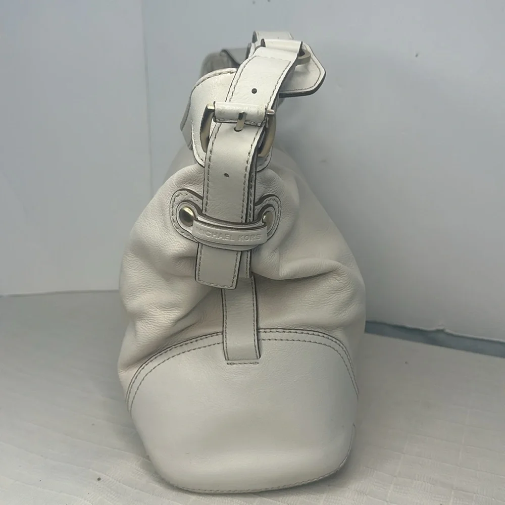 Large Michael Michael Kors  hobo in ivory pebbled leather.